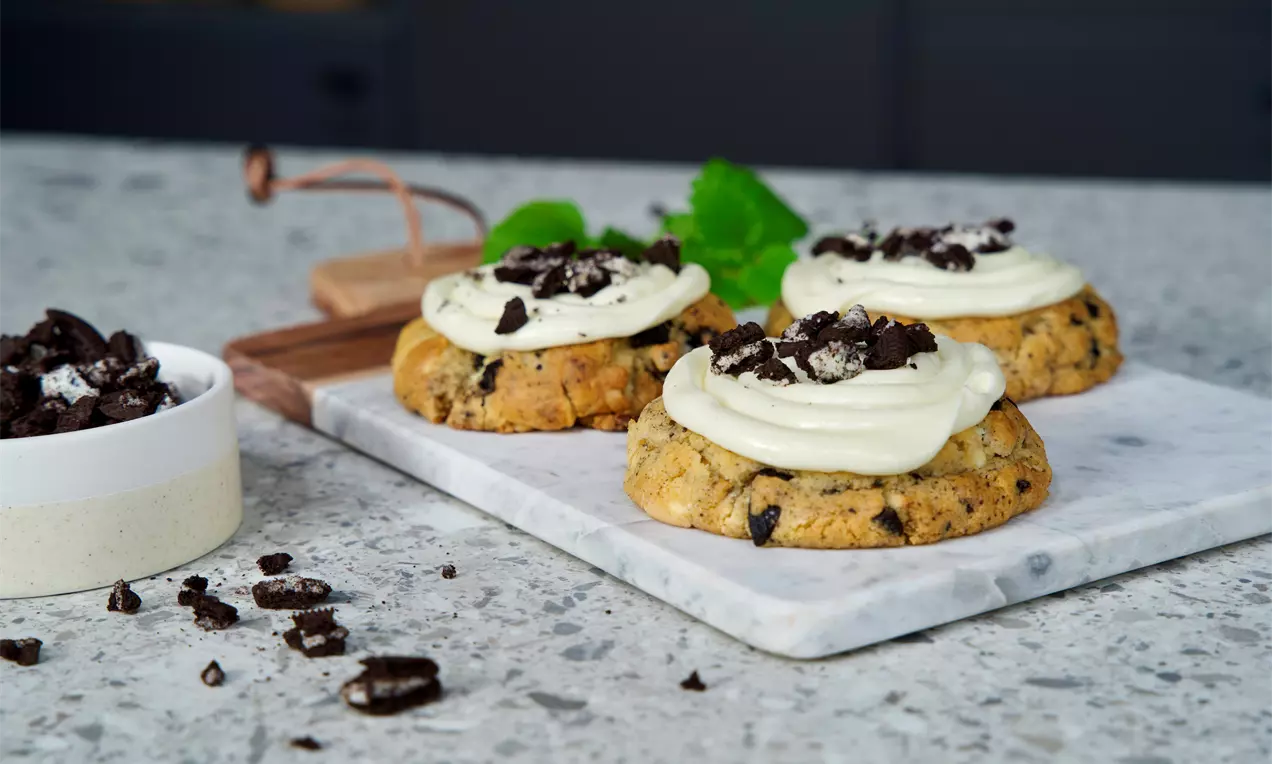 Lyse cookies med Oreo®, en kremostfrosting på og smuldret Oreo® kjeks på toppen.