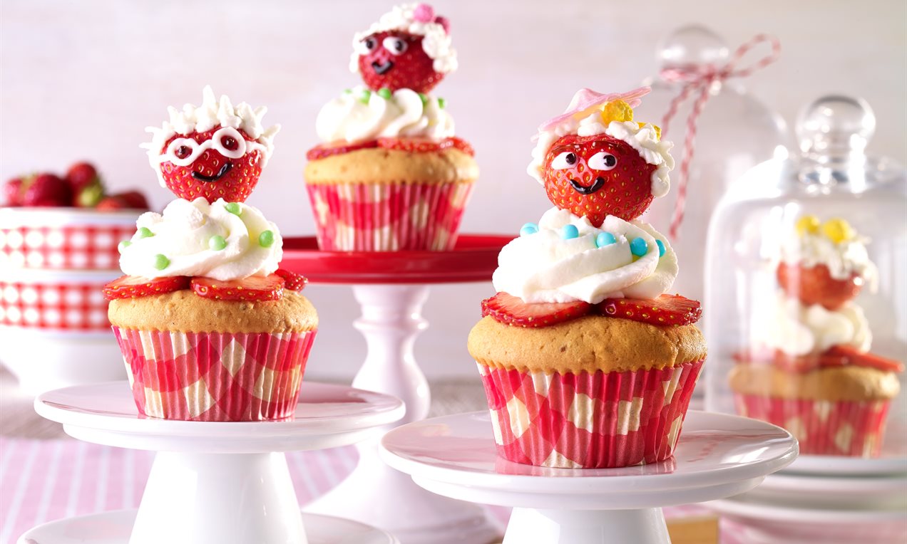 Muntre mandelmuffins med jordbær Oppskrift | Dr. Oetker